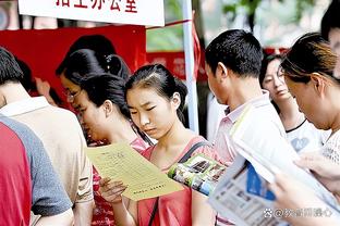 ⚽&?沙特首位女性网球运动员雅拉观战利雅得胜利，与C罗合影